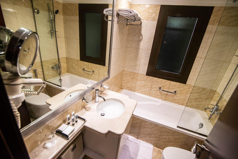 Bathroom 5, Mercure Dubai Barsha Heights Hotel and Apartments, Dubai