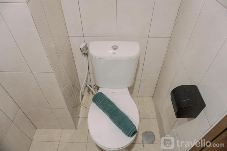Bathroom, Homey and Warm Studio Amazana Serpong By Travelio, South Tangerang
