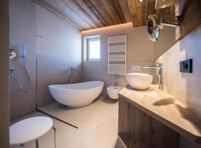 Bathroom 4, Hotel Goldknopf, Bolzano
