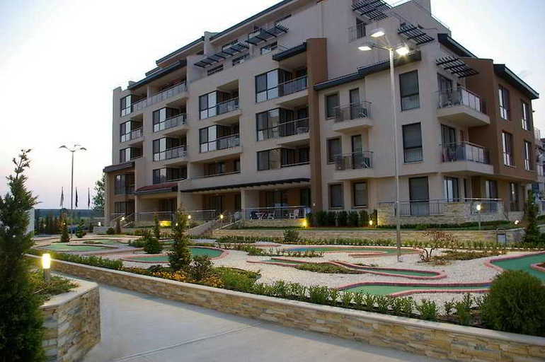 Exterior & Views