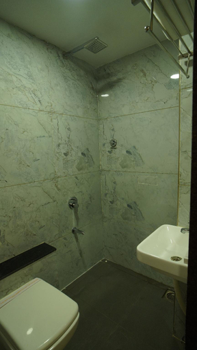 Bathroom 4, HOTEL RICHIE RICH , Ahmadabad