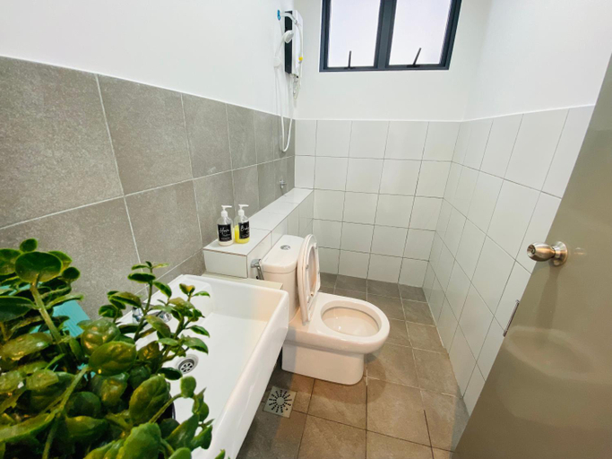 Bathroom 4, Orang Utan Guest House Monthly, Sandakan