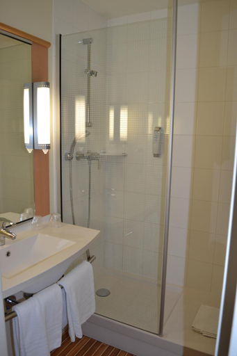 Bathroom 4, ibis Angers Centre Chateau, Maine-et-Loire