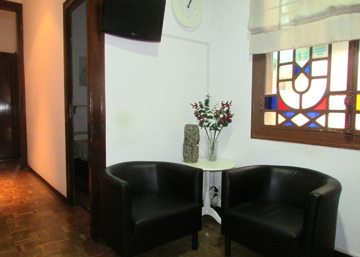 Shared lounge/TV area 3, Hostal Lima, Barcelona