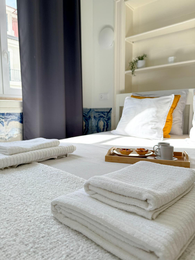 Others 2, Cozy room with shared bathroom on Rua Augusta, Lisbon