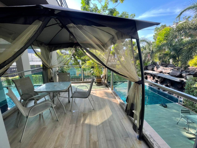 Exterior & Views 17