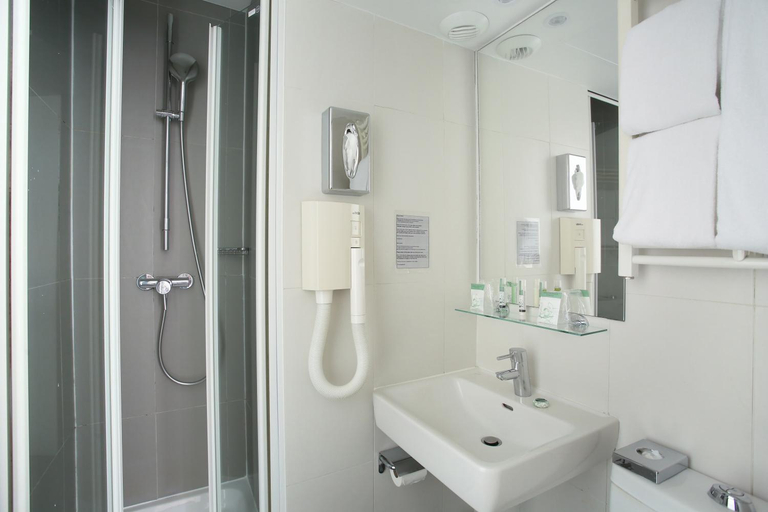 Bathroom 5, Hotel Eiffel Capitol, Paris