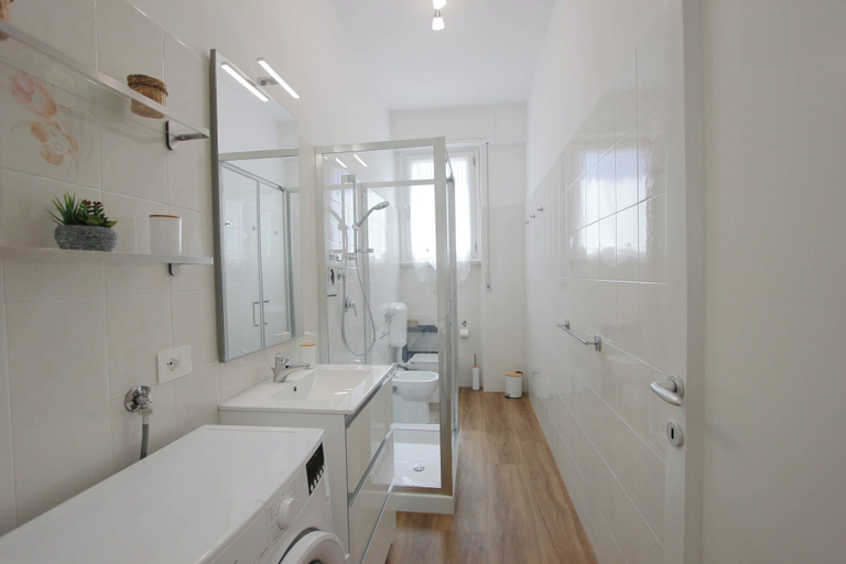 Bathroom 3, Casa Giotto, Florence