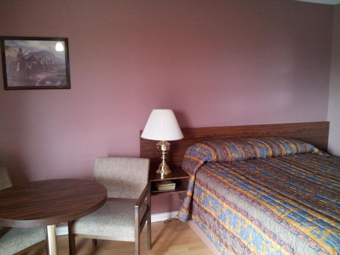 Bedroom 3, Viking Lamplighter Motel, Division No. 10