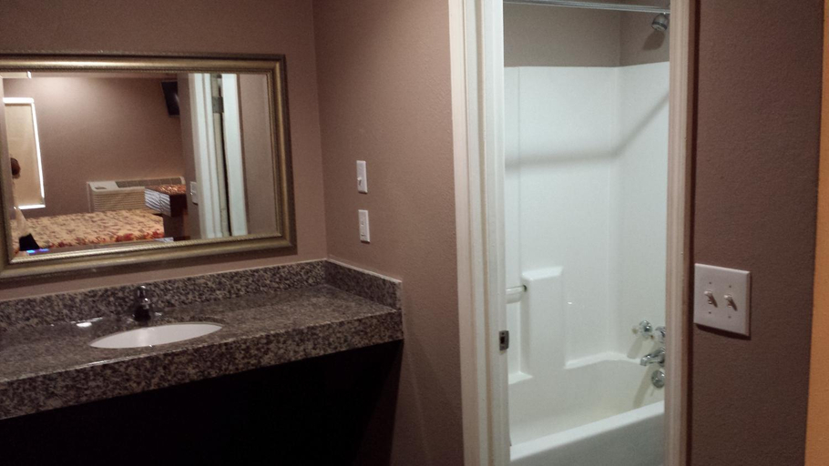 Bathroom 2, Royal Relax Inn, Saint Clair
