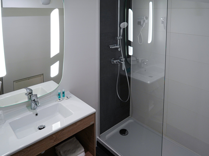 Bathroom 5, ibis Styles Marseille Centre Prado Place Castellane, Bouches-du-Rhône