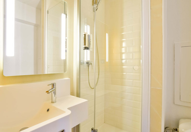Bathroom 4, B&B HOTEL Paris Malakoff Parc des Expositions, Hauts-de-Seine