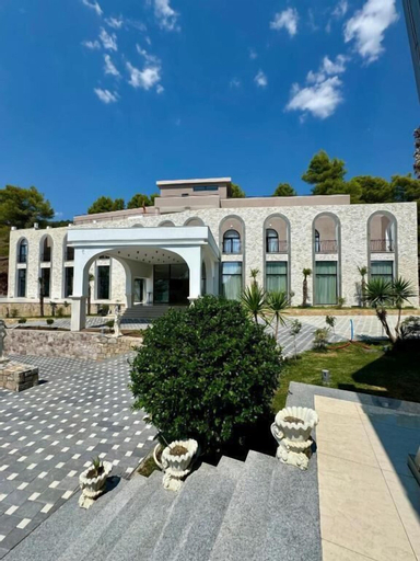 Hotel Panorama Elbasan, Elbasanit