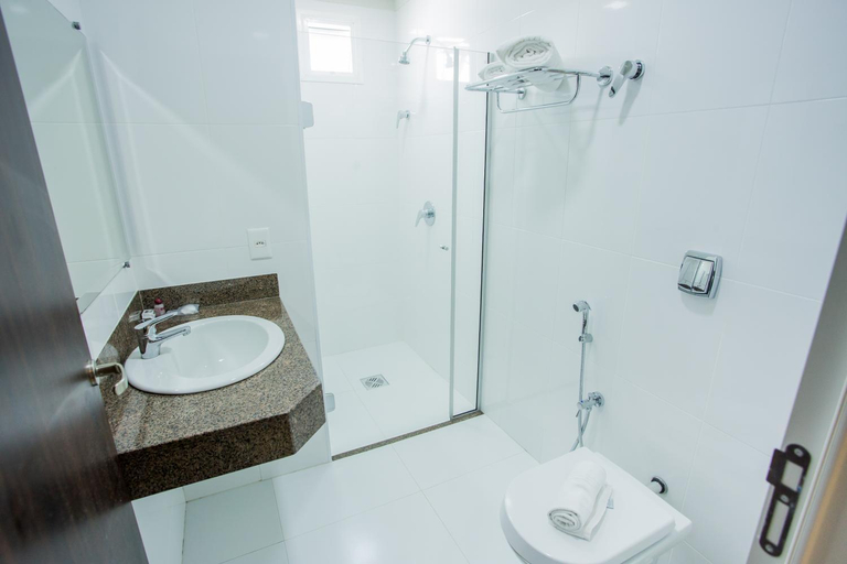 Bathroom 3, Reisper Palace Hotel, Catanduva