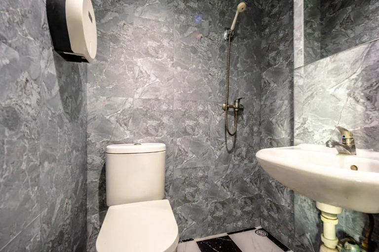 Bathroom 5, K Hotel 1515, Singapura