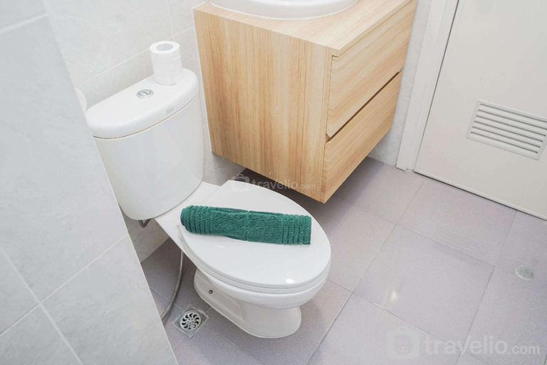 Bathroom, Cozy & Spacious 1BR Parkland Avenue By Travelio, Tangerang Selatan
