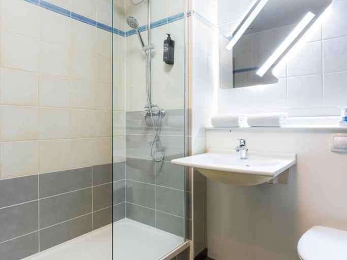 Bathroom 5, Ibis budget Bourgoin Jallieu Centre, Isère