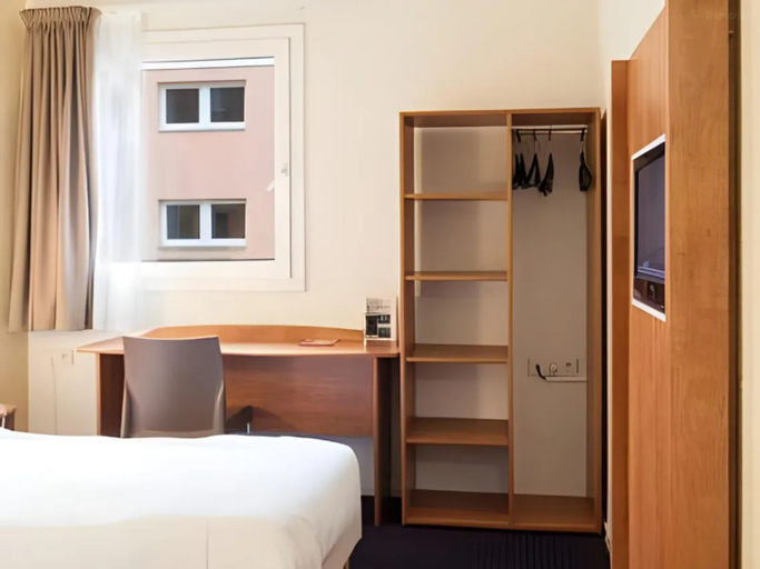 Bedroom 3, Ibis budget Bourgoin Jallieu Centre, Isère