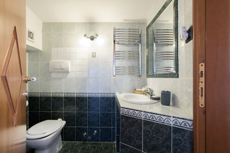 Bathroom 5, The Life Hotel, Rome