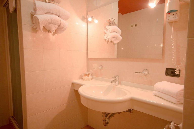 Bathroom 4, Hotel Bifi, Cremona