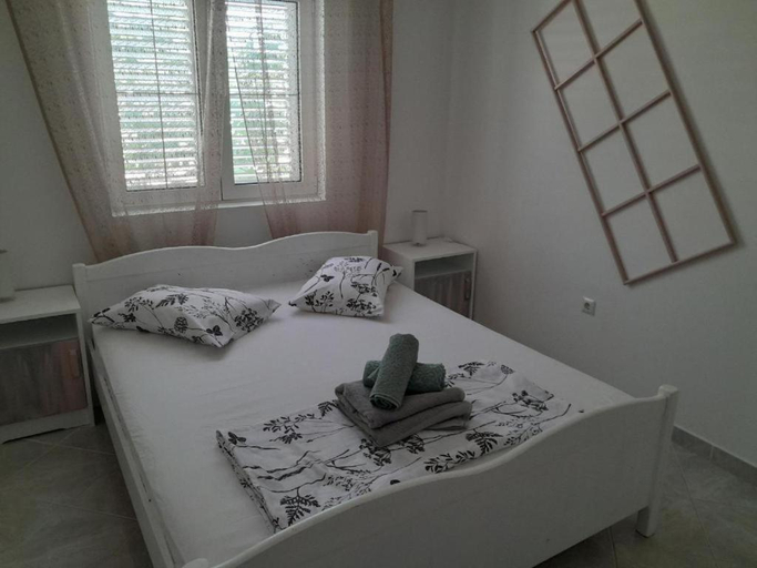 Others 2, Apartmani IRA, Vir
