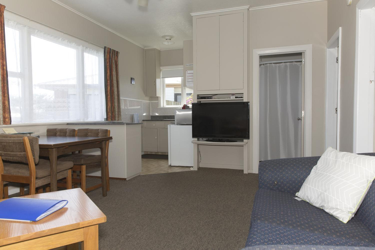 Bedroom 2, Greymouth Motel, Grey