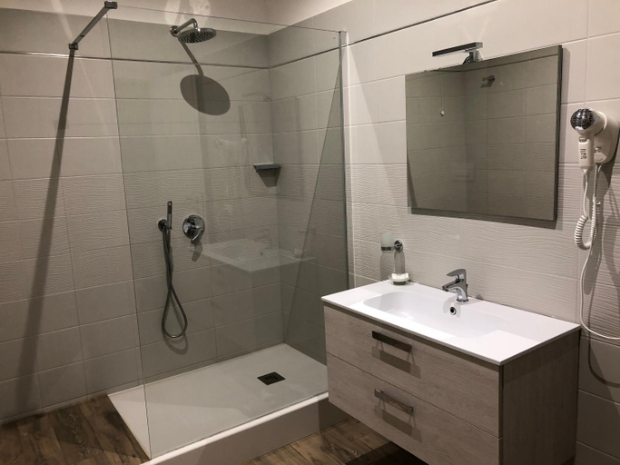 Bathroom 4, Hotel Falco D'oro, Brindisi