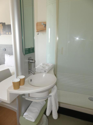 Bathroom 5, ibis budget Istres Trigance, Bouches-du-Rhône