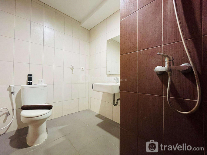 Bathroom 3, Comfy Studio At Dago Suites Apartment By Travelio, Bandung