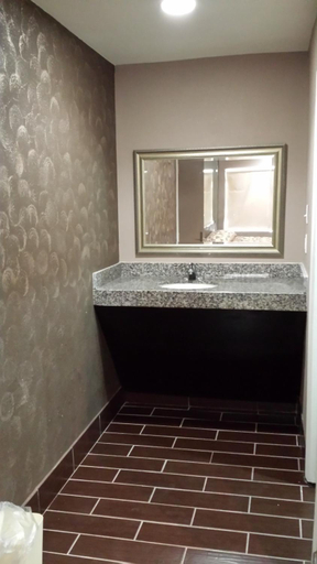 Bathroom 2, Royal Relax Inn, Saint Clair