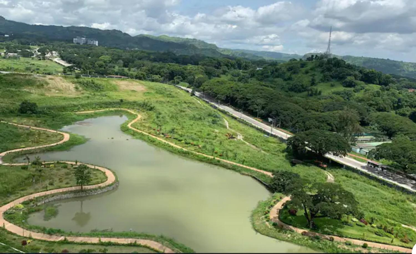 Others 2, Spacious Luxury Condo w/ kitchen beside Hilton Clark D’Heights, Mabalacat