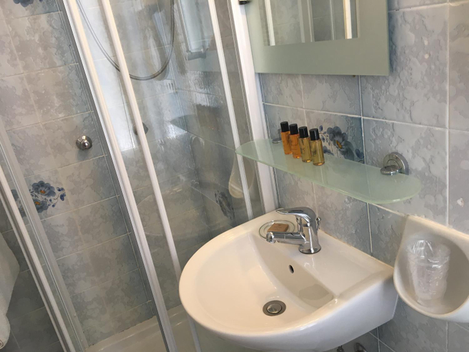 Bathroom 16