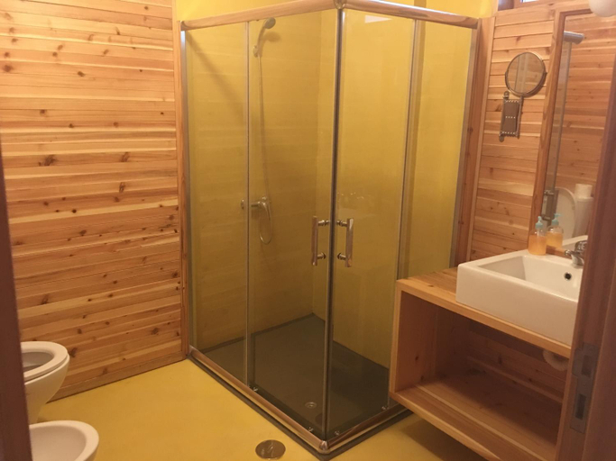 Bathroom 5, Porto Pim Bay, Horta