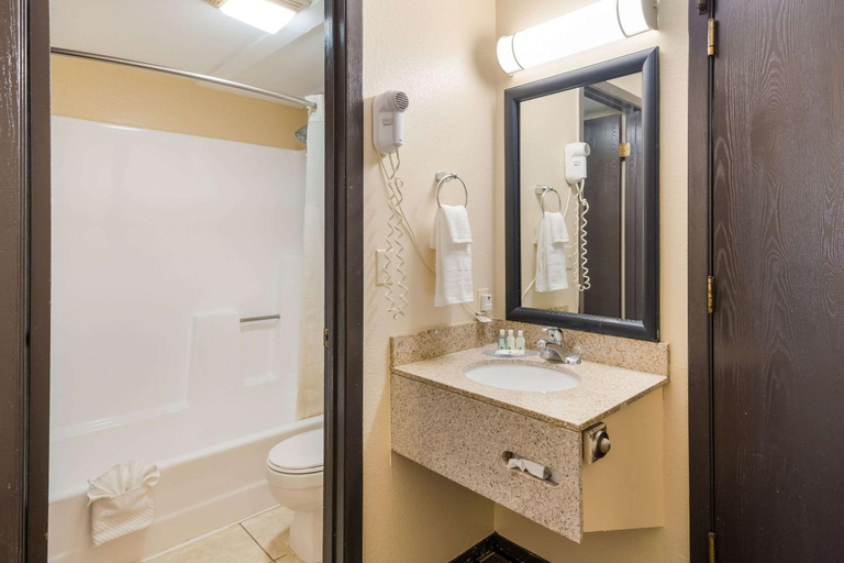Bathroom 4, Quality Inn Clovis, Curry