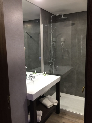 Bathroom 4, Euro Moniz, Porto Moniz