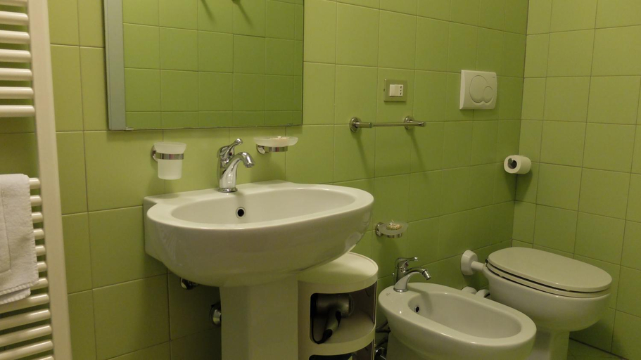 Bathroom 3, San Marco Holidays, Lucca