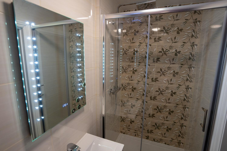 Bathroom 4, Eagle Hotel Luton Airport, Luton