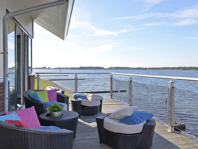 Others 4, Modern Escape by the Marina, Noord-Beveland