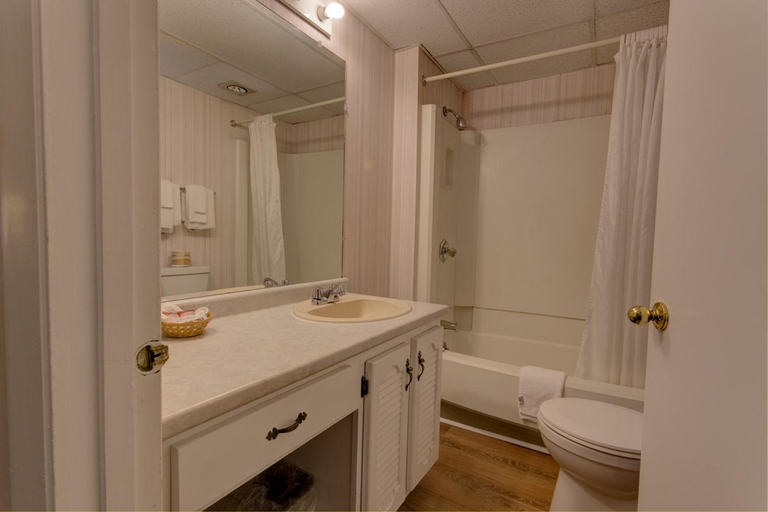 Bathroom 3, Eastgate Inn, Grafton