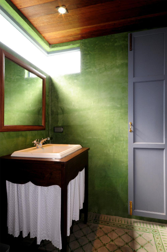Bathroom 14