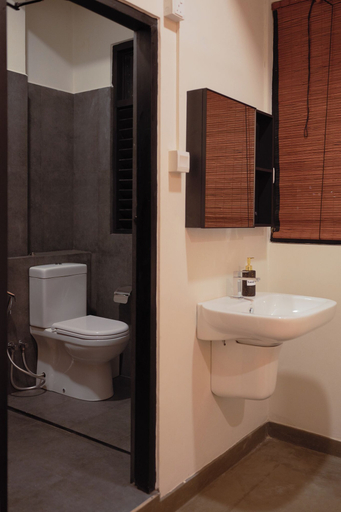 Bathroom 3, Snooze Station by Sydney Galle, Galle Four Gravets