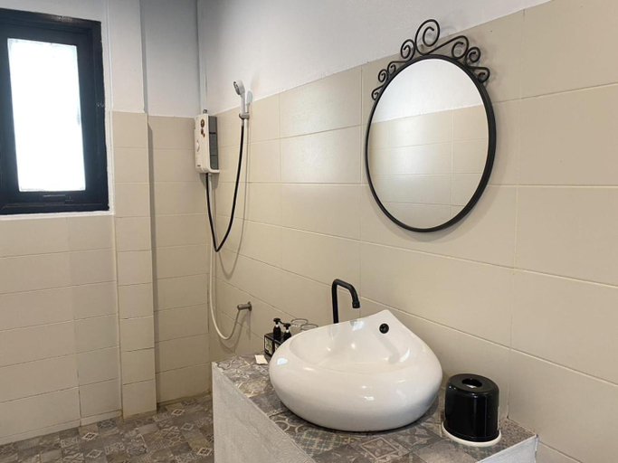 Bathroom 2, Minnie Seaview Resort, Muang Rayong