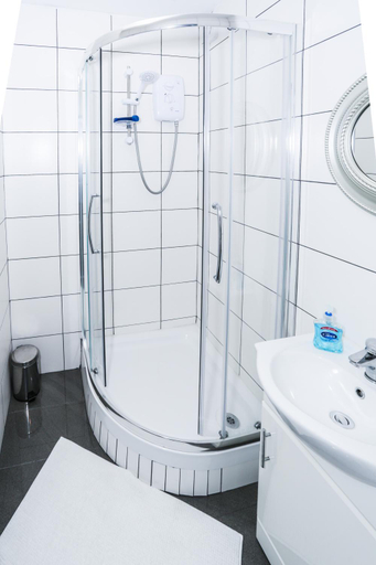 Bathroom 4, Beckenham Park Hotel, London