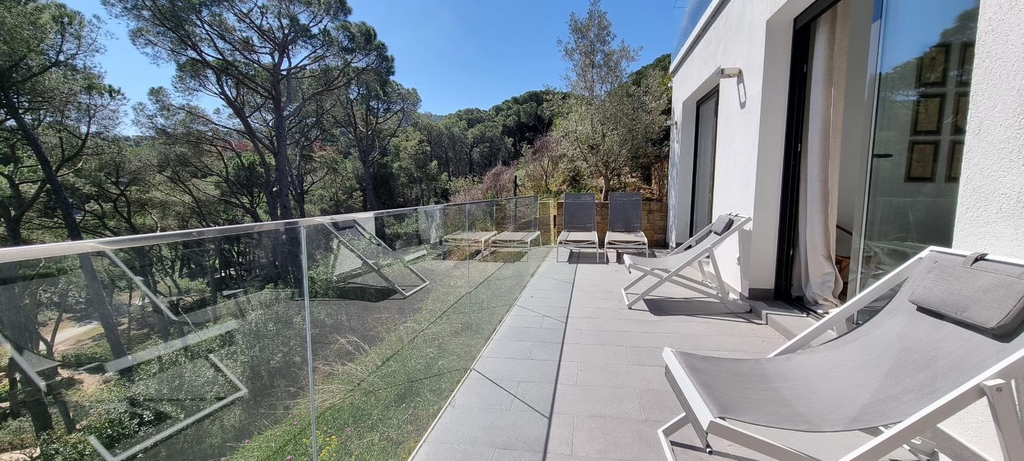 Others 5, Casa Blanca, Girona