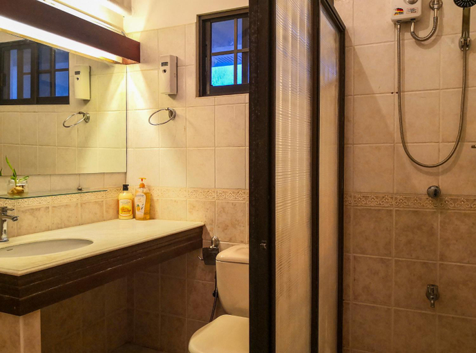 Bathroom 5, Spinning Cat Hostel, Tagbilaran City