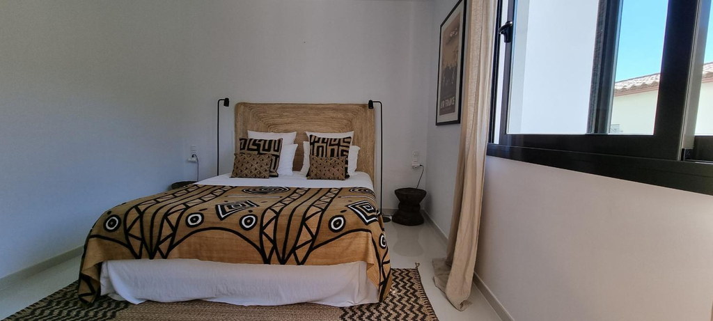 Others 2, Casa Blanca, Girona