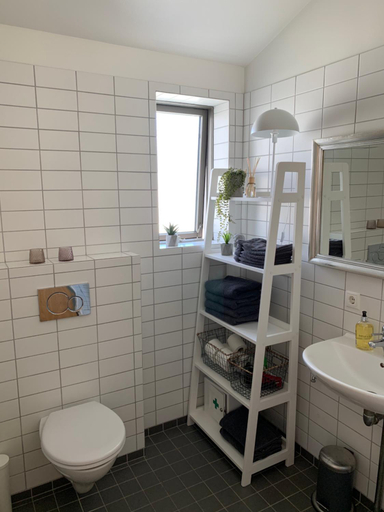 Bathroom 3, Mengi Apartments, Reykjavík