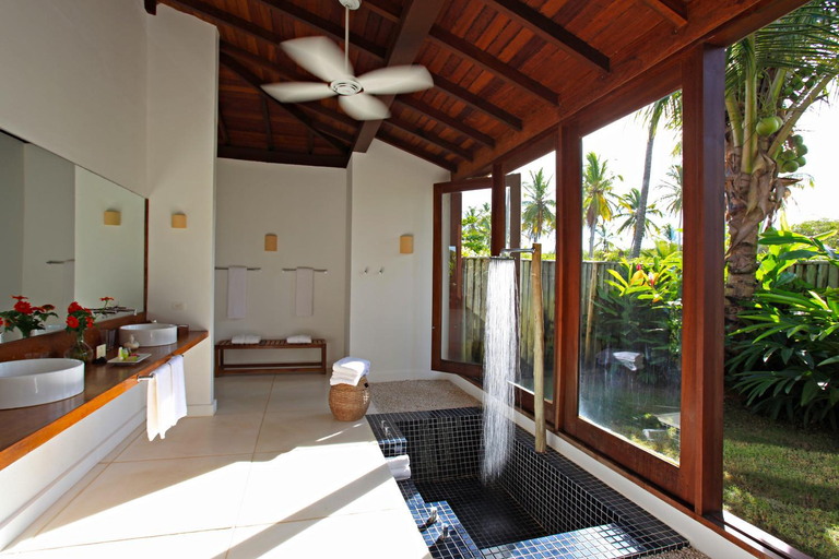 Bathroom, Fazenda São Francisco do Corumbau, Prado