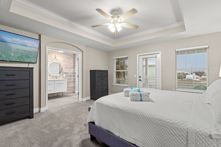 Bedroom 3, Spacious 4-bed, 3-bath Beach House Sleeps 12 for the Perfect Getaway, Bay
