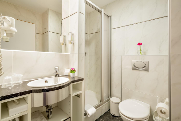 Bathroom 3, MesseHotel Koln-Deutz, Köln